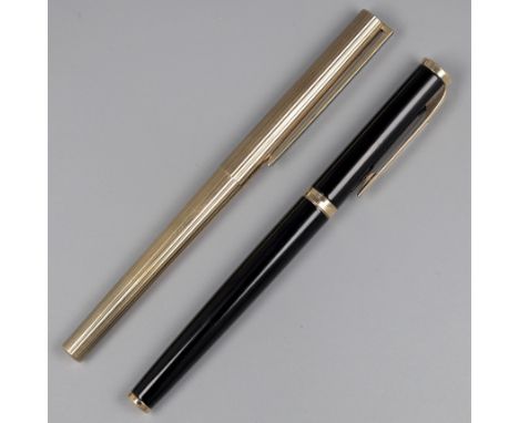 Waterman fountain pen and S.T. Dupont ballpoint pen, gold / gold plated. A lot consisting of a Waterman fountain pen with bla