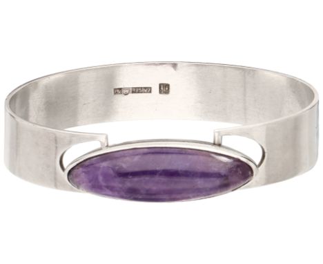 Silver Finnish design bangle with amethyst. Set with a cabochon-cut amethyst (3.3 x 1.1 cm). Bracelet is slightly flexible an