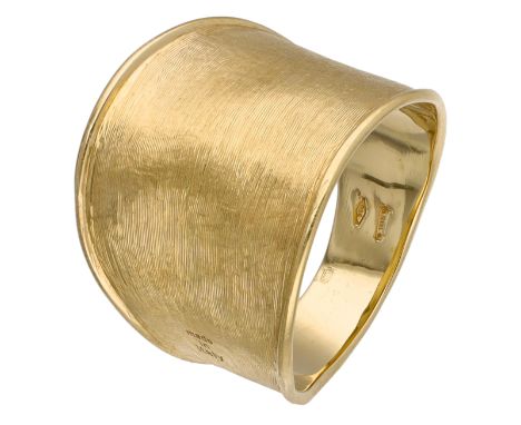 Marco Bicego 'Lunaria' 18K yellow gold ring Hammered and matted design. Part of a parure. In good condition. Hallmarks: Dutch