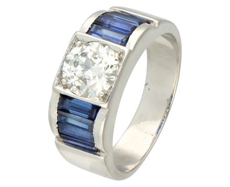 Platinum ring set with approx. 0.85 ct. diamond and approx. 0.72 ct. sapphire. Bezet met een diamant van ca. 0.85 ct. (P1 / J