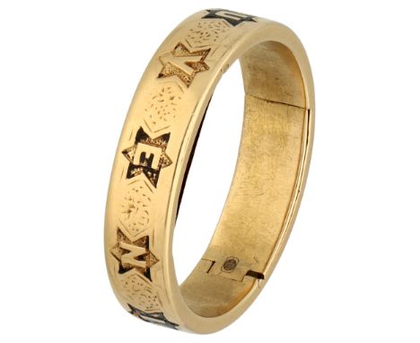 14K Yellow gold commemorative ring Souvenir is spelled across the full circumference. The letters set in black enamel and in 