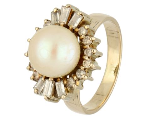 13K Yellow gold entourage ring set with approx. 0,24 ct. diamond and cultivé pearl. Set with 18 brilliant and baquette-cut di