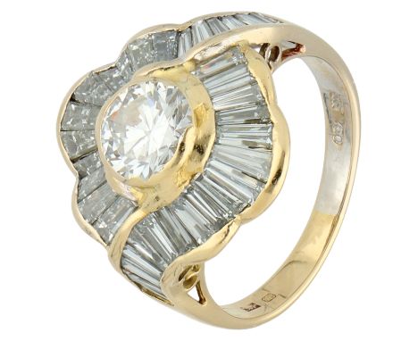 18K Yellow gold rosette ring set with approx. 2.5 ct. diamonds. Set with a Brilliant and 34 tapered baguette cut diamond tota