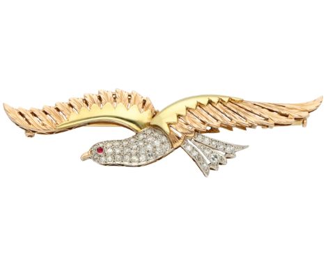 14K Tricolour gold bird brooch set with approx. 0.43 ct. diamonds. Set with 42 single-cut diamonds totalling approx. 0.43 ct.