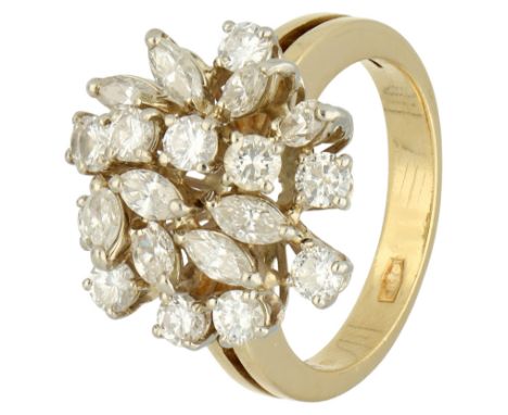 18K Yellow gold rosette ring set with approx. 1.65 ct. diamonds. Set with nine marquise and 12 brilliant-cut diamonds totalli