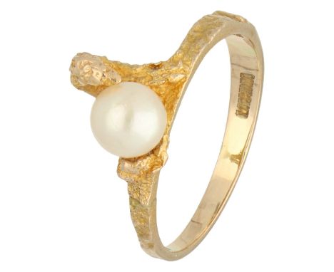 Lapponia 14K yellow gold ring Björn Weckström set with a cultivé pearl. Set with a cultivé pearl (approx. 5.14 mm). In good c