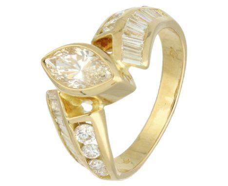IGI-certified 18K yellow gold ring with Faint Yellow diamond of approx. 1.05 ct. Set with a total weight of 2.25 ct. with a c