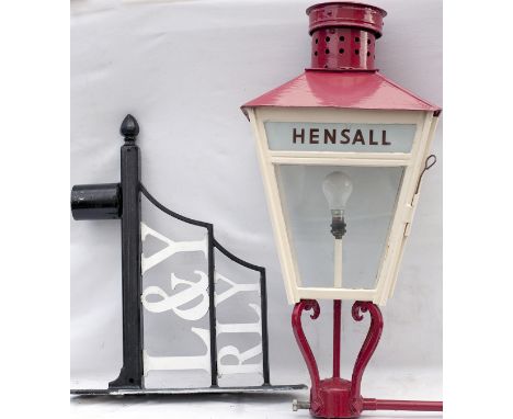 LYR platform lamp with glass lamp tablet HENSALL. Nicely restored and complete with a professionally made LYR lamp bracket to