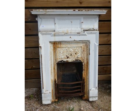 Antique cast-iron fireplace and surround - Approx H: 121cm W: 91cm D: 17cm 
