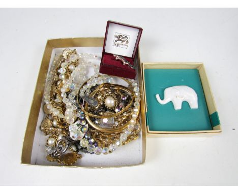 Sundry costume jewellery, including a Steiff Boutique porcelain brooch of an elephant, together with various brooches, neckla