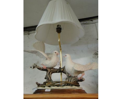 A Capodimonte table lamp modelled as a pair of doves, with shade.