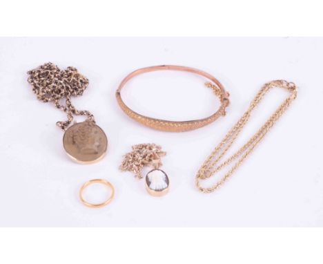 A bag of mixed gold to include 9ct yellow &amp; rose gold bangle, 9ct yellow gold bracelet, 9 ct yellow gold figaro 20" chain