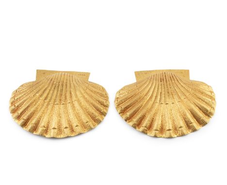 A pair of George V 18ct gold dishes, of scallop form, by William Comyns &amp; Sons Ltd, London 1927, 12cm wide, 142.5g. (2)Bo
