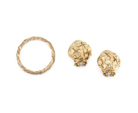 A 9ct gold dress ring by Jack Spencer, designed as a part-textured ropetwist band, signed and hallmarked for Sheffield 1986, 