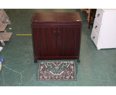 Hostess trolley and green patterned runner, length 220 cm