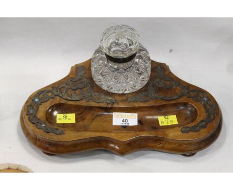 Late 19th century inkwell and pen stand