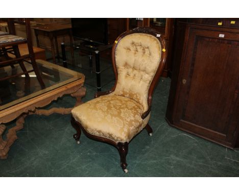 Victorian walnut button back chair, height 95 cm