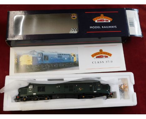 Bachmann Locomotive 32-776 class 37/0, Diesel BR green, split head D6707, mint and boxed