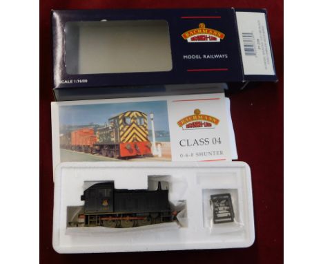 Bachmann Locomotive 04 Diesel Shunter '17217' BR black early emblem weathered mint and boxed (31-359)
