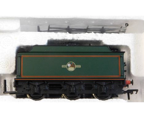 Bachmann Locomotive 31-561 V2 60825 BR lined green, outside steam pipes, Stepped Tender mint and boxed