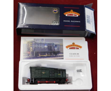 Bachmann Locomotive 08 Diesel Shunter D3032 BR green, hinged door type, mint and boxed