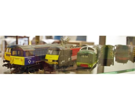 Bachmann Class 42 Warship D832 'Onslaught' in BR Green with Late Crest; Hornby R2111 Class 08 Shunter 08896 'Stephen Dent' in