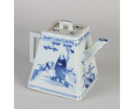 18th - 19th century Chinese porcelain teapot with figures decor + four characters bottom mark. Dimensions: 13.5 x 14 x 10 cm.