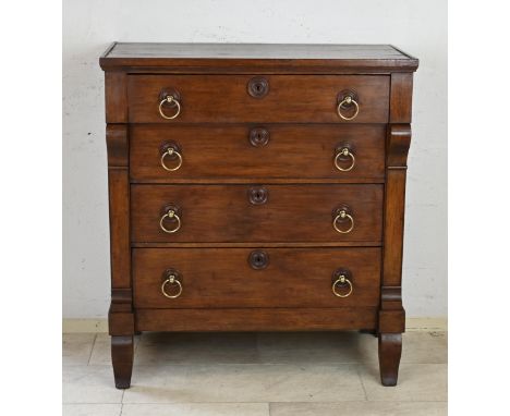 Dutch oak empire chest of drawers with four drawers and original ring fittings. Circa 1800. Dimensions: 112 x 50 x 100 cm. In