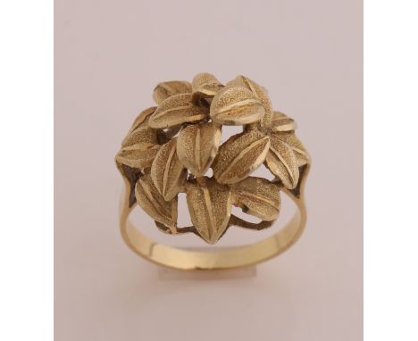 Yellow gold ring, 585/000, with floral design. Ring with a round shaped head made of petals with a matte finish. Head size ø 