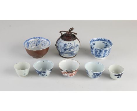 Ten parts of various old and antique Chinese porcelain. Consisting of: seven cups, two saucers and an oil lamp. Among other t