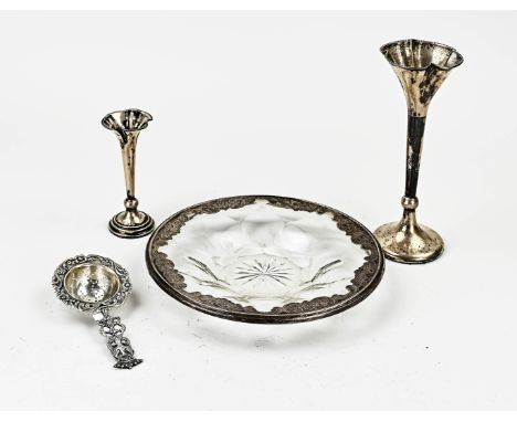 Lot with 4 parts silver, with 2 vases on a round foot with an opening with pearl rim and pleats, 10 and 18 cm, a tea strainer