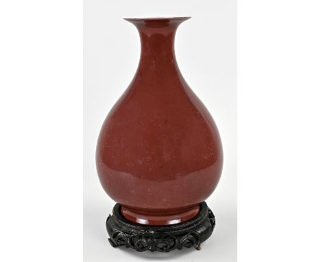 Large Chinese porcelain vase with red glaze on console. With bottom mark + seal. Dimensions: H 30 cm. In good condition.