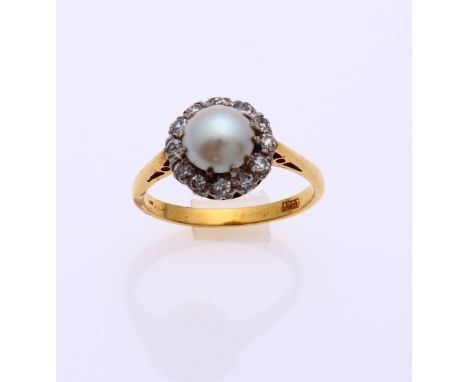 Yellow gold ring, 750/000, with diamond and pearl. Ring with a rosette, with a pearl in the middle, ø 7.5 mm, surrounded by a