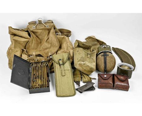 Lot with various army items. Allies, WWII. Among other things; US toolbox + case cleaning rod, pistol holder, headgear, cartr