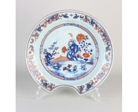 Rare 18th century Chinese porcelain Imari shaving basin. Garden/gold decor. Dimensions: Ø 30.5 cm. In good condition.