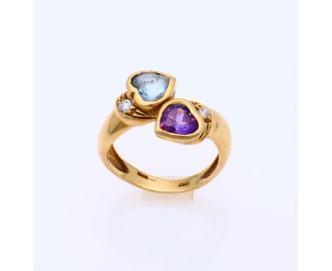 Yellow gold ring, 585/000, with amethyst and spinel. Striking ring with a heart-shaped faceted amethyst and blue spinel. With