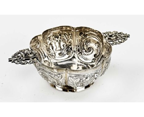 Silver cream bowl, 934/000. round model with a scalloped decor decorated with floral decor, placed on a scalloped foot. With 