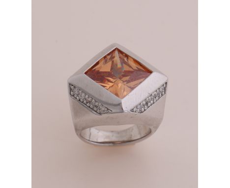 Large silver ring, 925/000, with colored cubic zirconia. Ring with a diamond-shaped head set with a champagne-colored zirconi