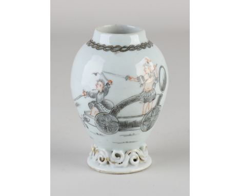 18th century encre de chine tea caddy with carriage/gold decor. Top edge restoration. Dimensions: 10 cm. In decent shape.
