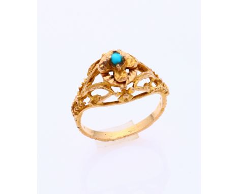 Yellow gold ring, 585/000, with turquoise. Ring with an openwork decorated floral head set with a small turquoise bead, ø 2.5