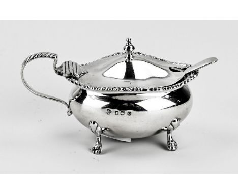 Silver mustard pot, 925/000, oval model placed on 4 claw feet, with a carved rim and a carved handle. Fitted with a hinged li