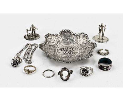 Lot of various silver with 2 miniatures, a stilt walker and a child's hoop, an ashtray with figures and floral decoration, ri