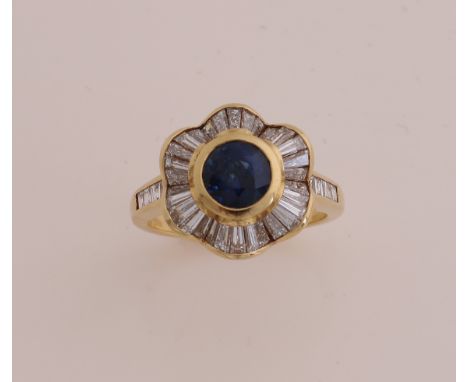 Dainty yellow gold ring, 750/000, with sapphire and diamonds. Ring with a flower-shaped head with a scalloped motif at the to