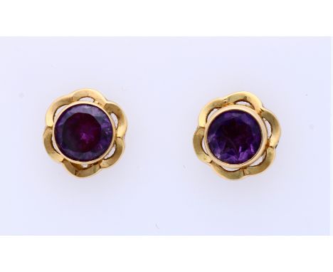 Yellow gold ear studs, 585/000, with amethyst. Ear studs with a flower-shaped setting set with a faceted amethyst. Ear stud s