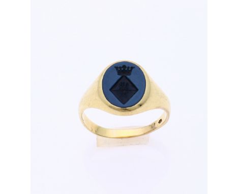 Yellow gold signet ring, 585/000, with a blue layer stone. Ring with an oval blue-layered stone with a lady's coat of arms. w