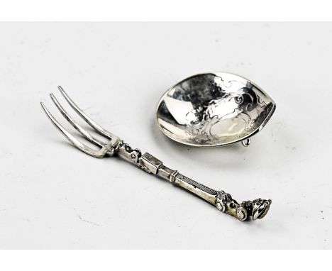 Silver travel cutlery, 835/000, with spoon and fork. Travel cutlery with hinged-handled fork and spoon tray, decorated with e