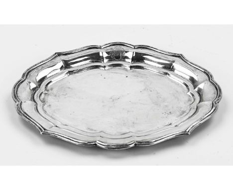 Silver platter, 833/000, oval contoured model, with a coat of arms engraving on the edge. MT.: JM van Kempen, Voorschoten, jl