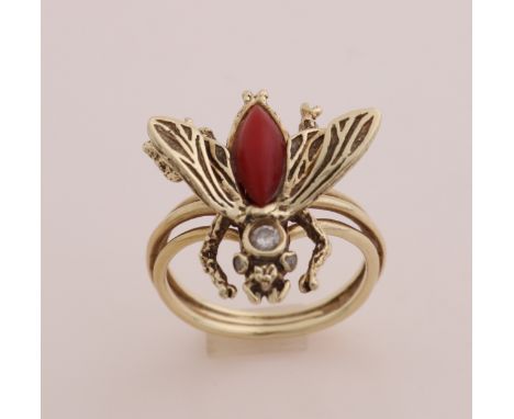 Special yellow gold ring/pendant/brooch, 750/000, with coral and diamonds. Ring of which the head, the fly, can be disassembl