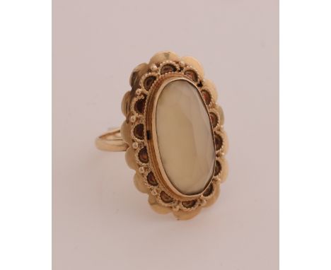 Beautiful yellow gold ring, 585/000, with agate. Ring with a large oval head with a scalloped edge with filigree decoration a