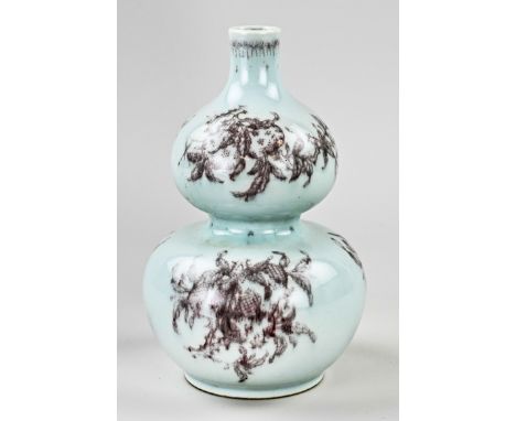 Chinese porcelain knob vase with pomegranate decor. With bottom mark + seal. Dimensions: H 19.5 cm. In good condition.